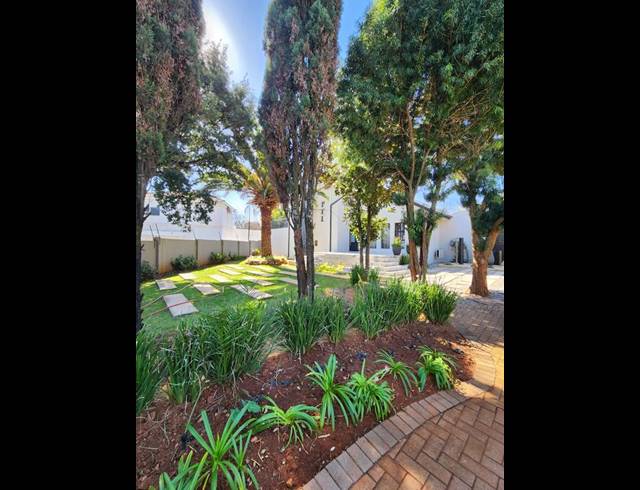 7 BEDROOM HOUSE FOR SALE IN RASLOUW